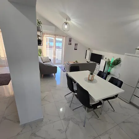 6m 50m To The Apartment *