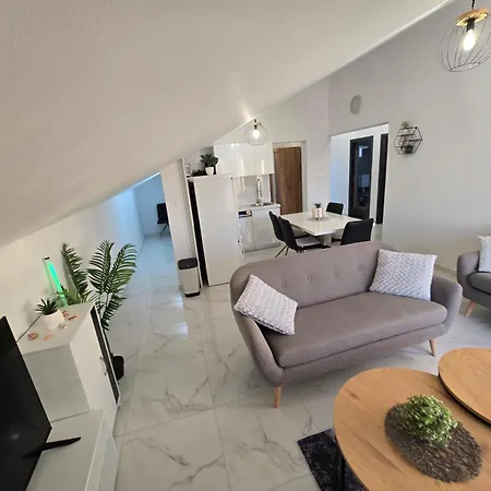 6m 50m To The Apartment *